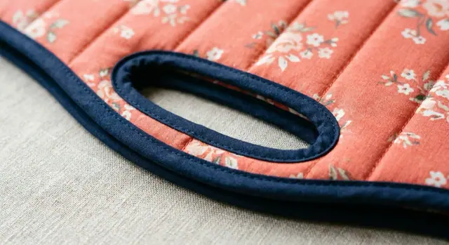 A finished casserole carrier sewn from the Sewzy pattern, view 3