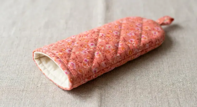 A finished pot handle cover sewn from the Sewzy pattern, view 3