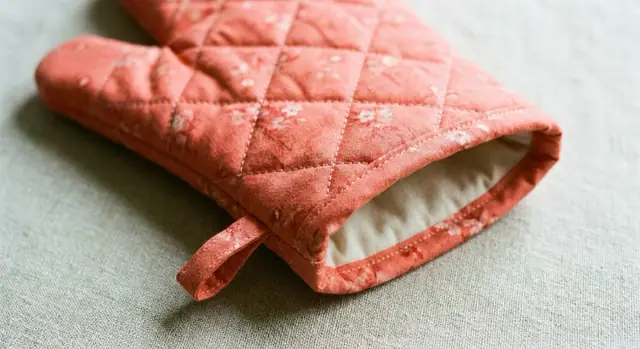 A finished oven mitt sewn from the Sewzy pattern, view 3