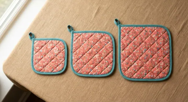 A finished potholder sewn from the Sewzy pattern, view 2