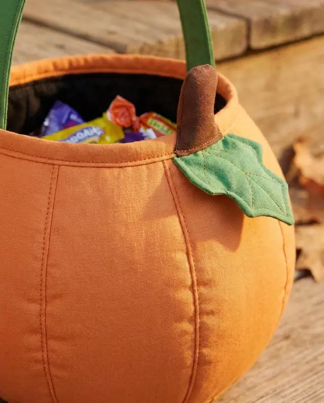 A finished pumpkin bag sewn from the Sewzy pattern, view 3