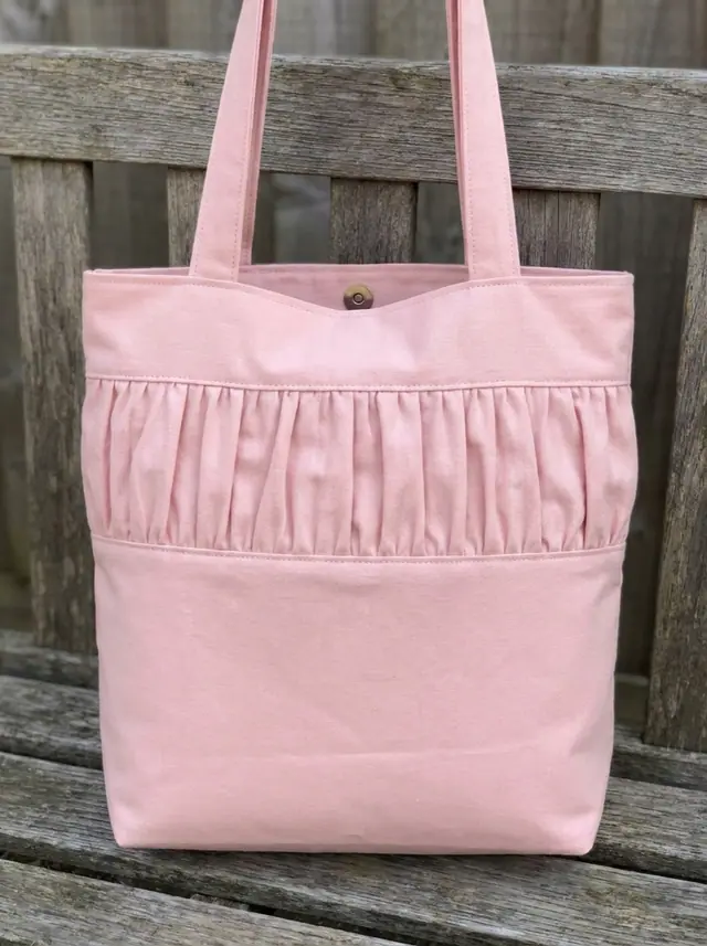 A finished ruched tote sewn from the Sewzy pattern