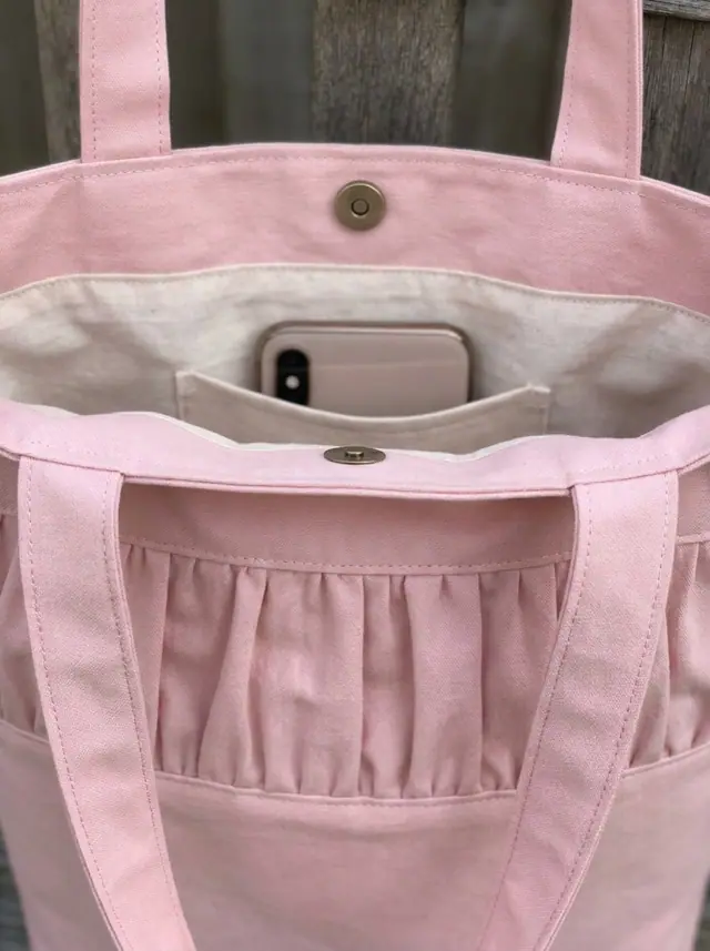 A finished ruched tote sewn from the Sewzy pattern, view 3